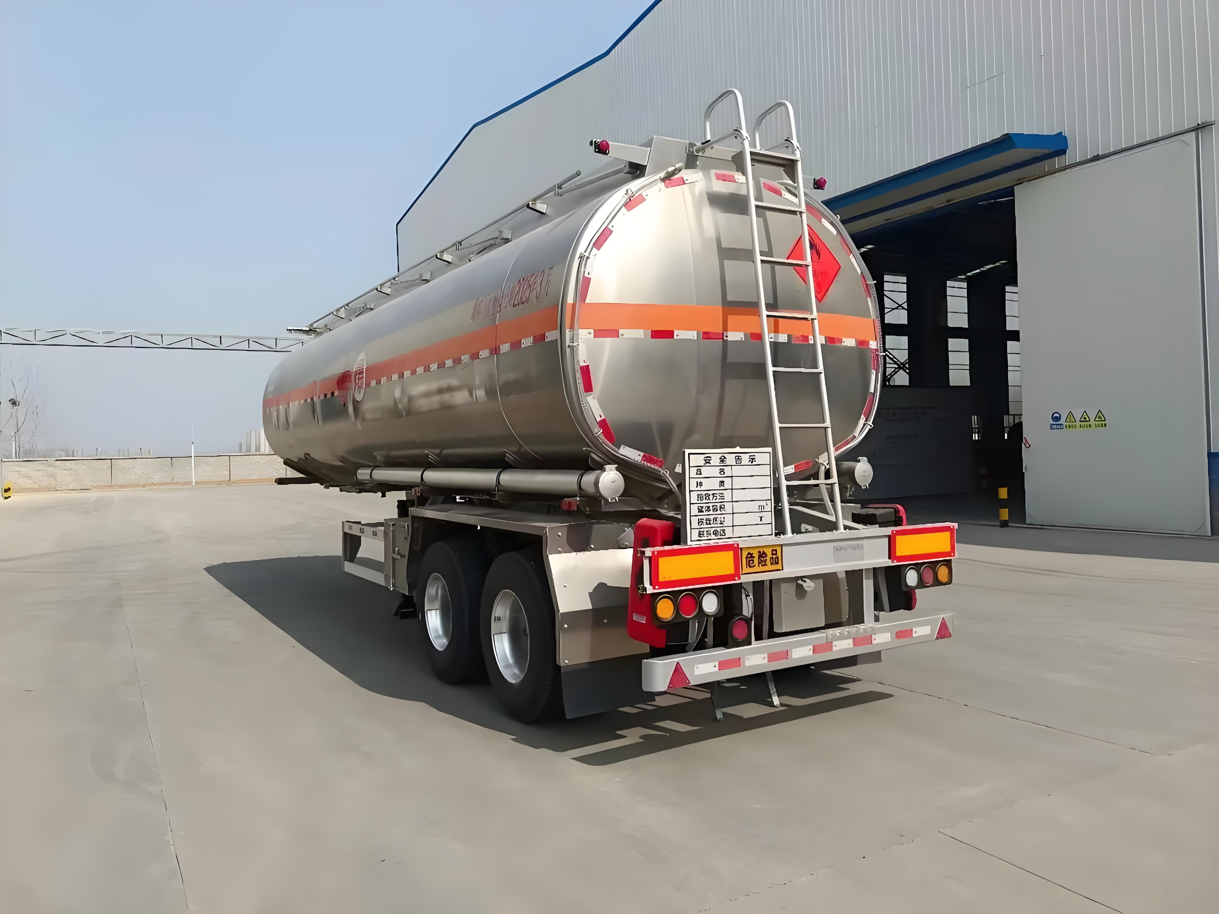 Aluminum fuel tanker semi-trailer rear angle