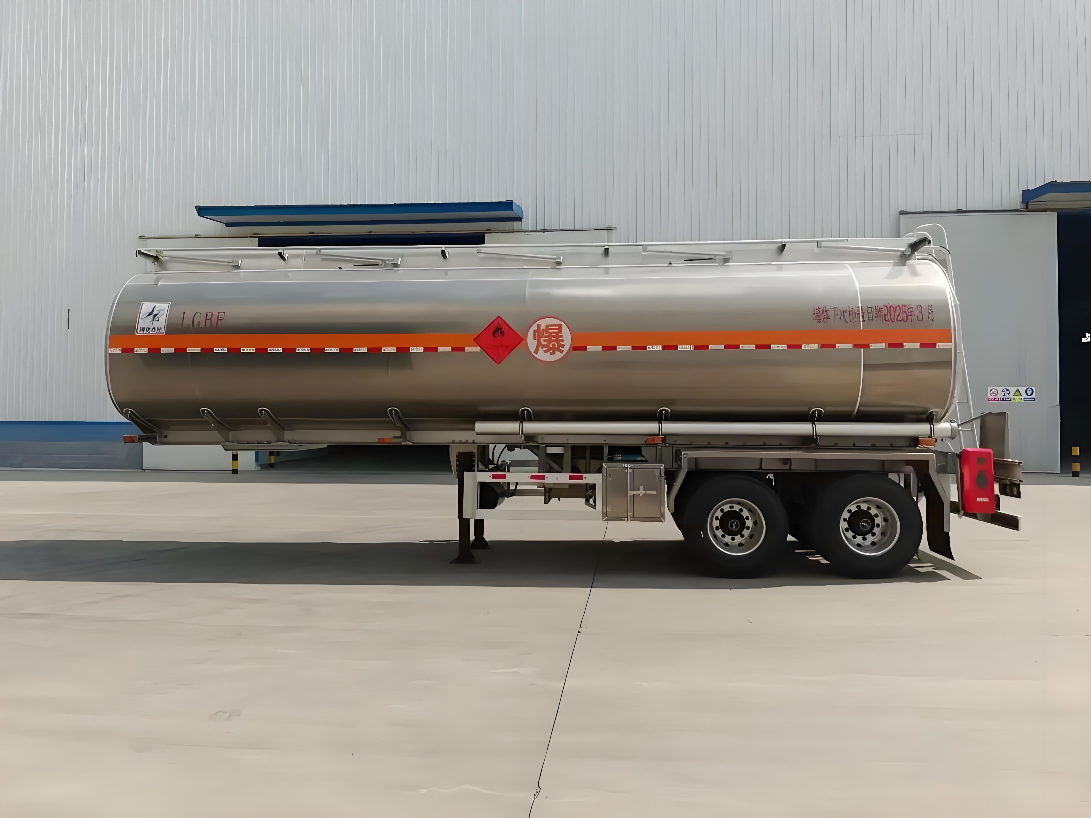 Aluminum fuel tanker semi-trailer main product image