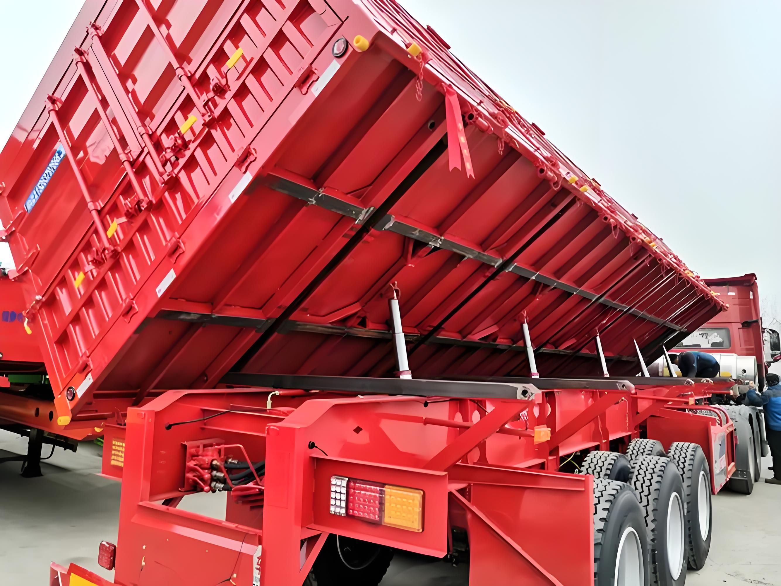 Side dump semi-trailer side profile