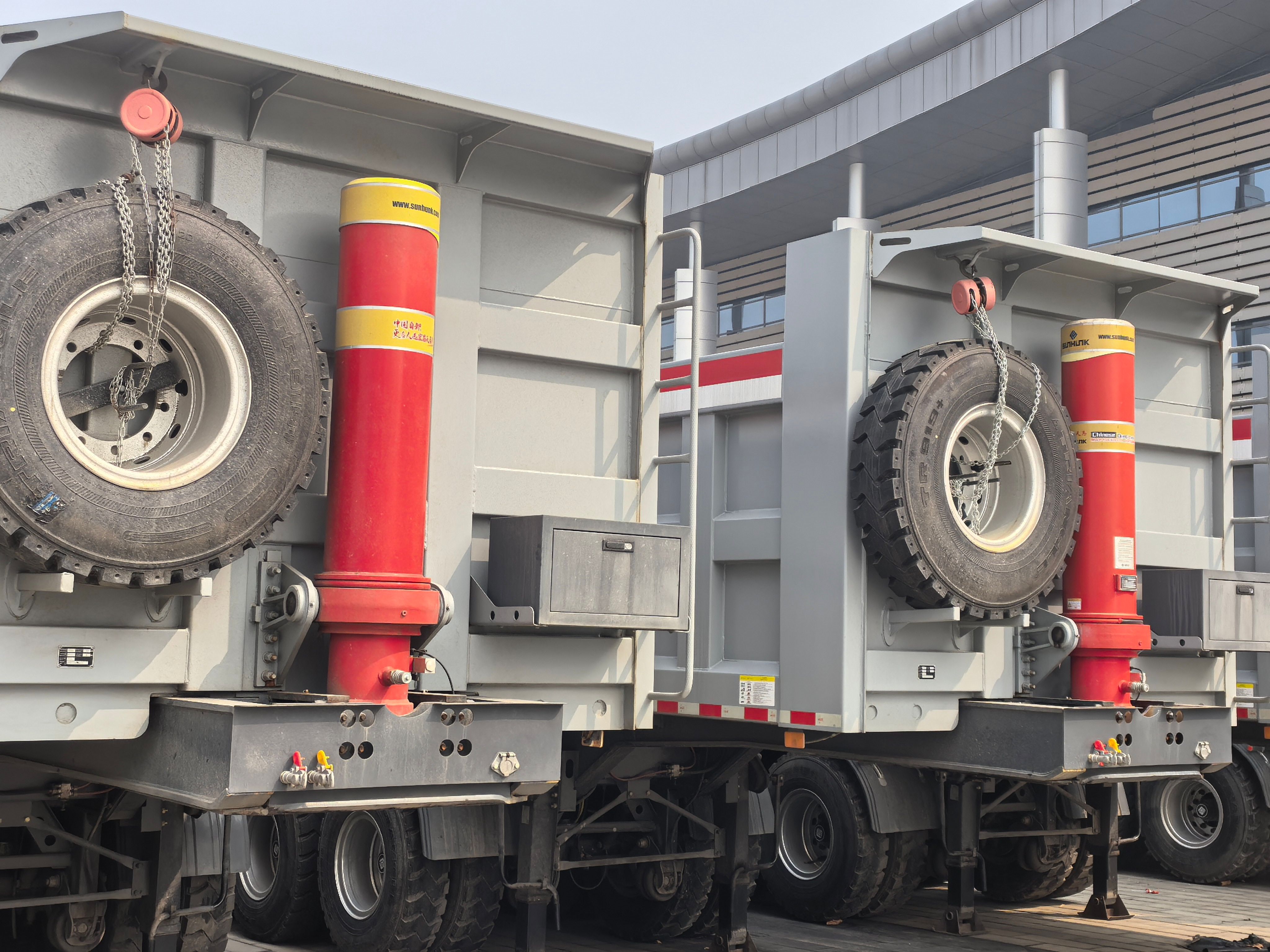 U-shape rear dump semi-trailer rear angle