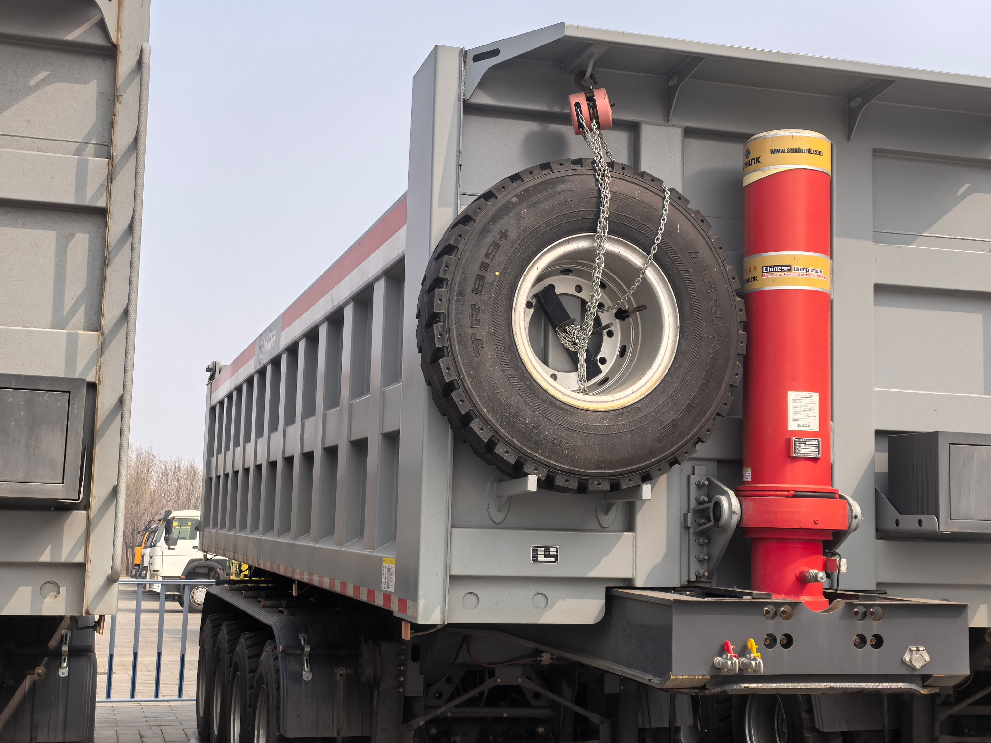 U-shape rear dump semi-trailer body detail